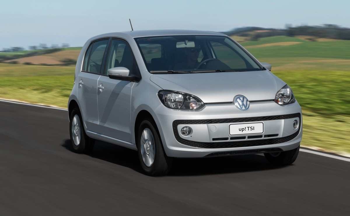Volkswagen up! 1.0 TSI modelo 2015 prata de frente em movimento no asfalto