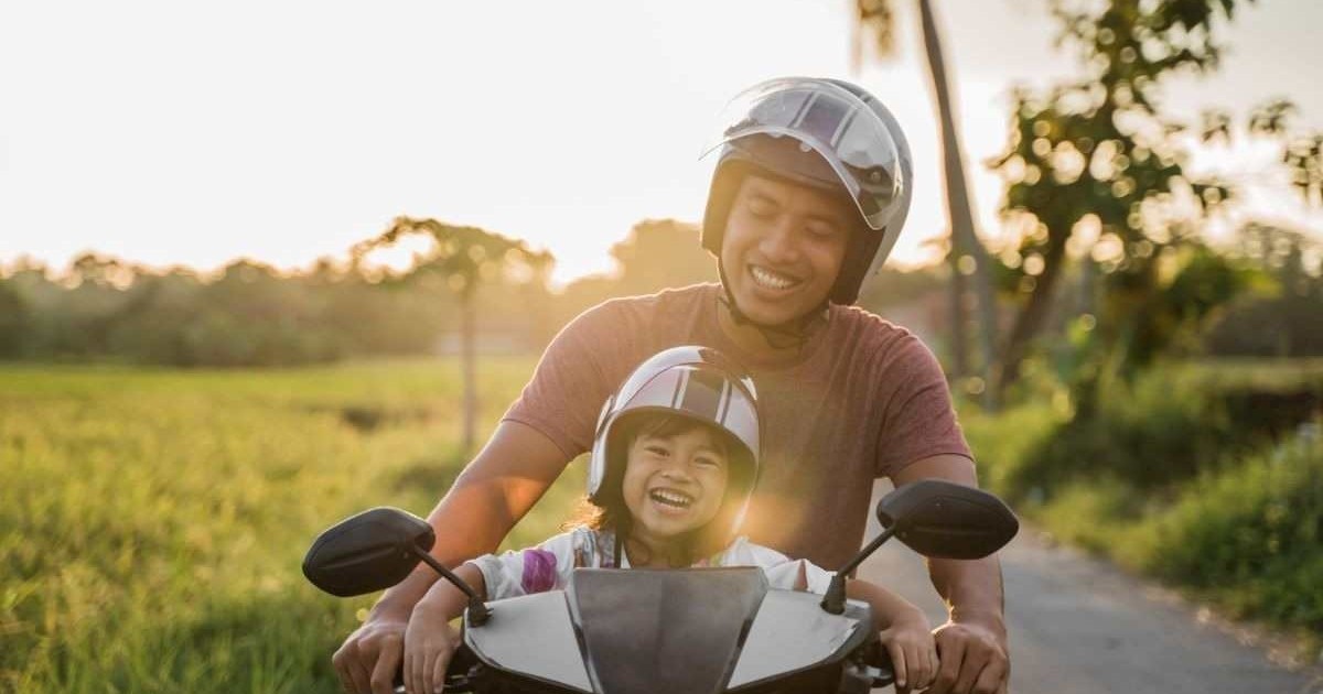 Apesar de ser motivo de alegria para os pequenos, transportar crian&ccedil;as em motos &eacute; perigoso 