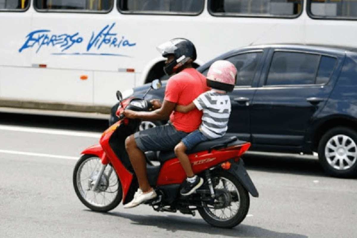 Transportar criança em garupa de moto é ilegal? Veja o que diz o CTB