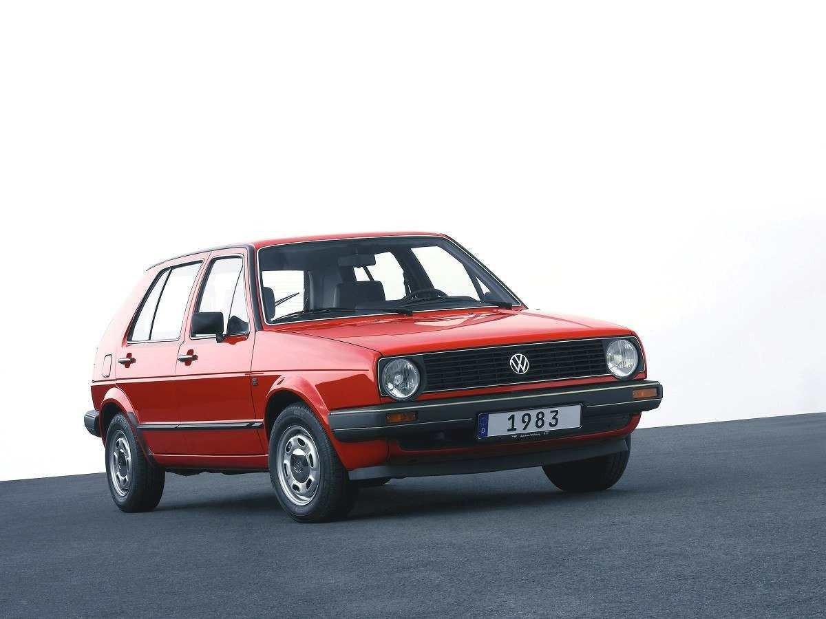 Volkswagen Golf GL de segunda geração, vermelho, de frente, estacionado em local asfaltado