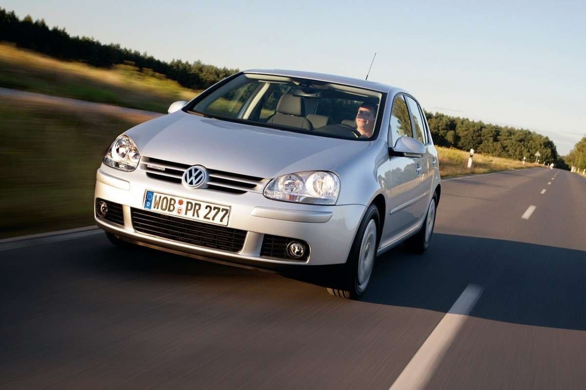 Golf BlueMotion de quinta geração, prata, de frente, em movimento em rodovia