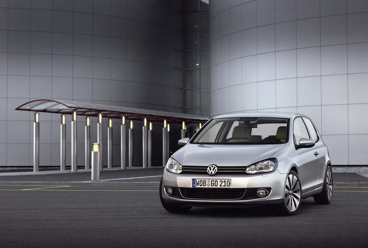 Volkswagen Golf de sexta geração, prata, de frente, estacionado dento de ambiente fechado e amplo