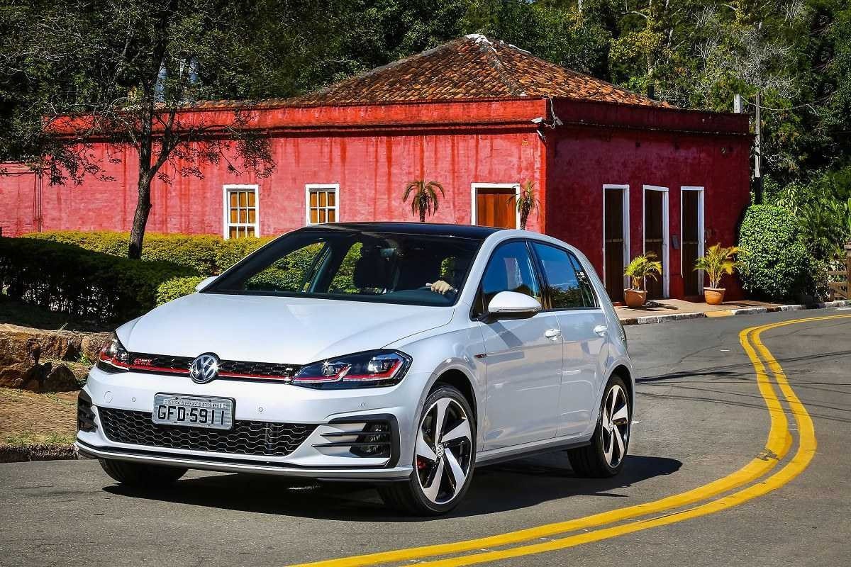  Volkswagen Golf GTI de sétima geração, branco, em movimento em estrada sinuosa 