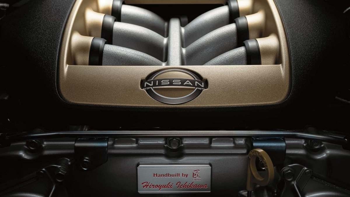 Nissan GT-R terá placa dourado em fonte vermelha indicando quem montou o modelo 