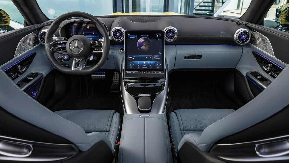 Interior do Mercedes-AMG GT 43 com bancos e acabamentos em cinza, volantes e demais peças são pretas.