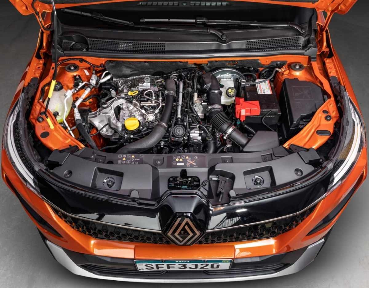 Renault Kardian 1.0 turbo modelo 2024 laranja e preto cofre do motor estático no estúdio