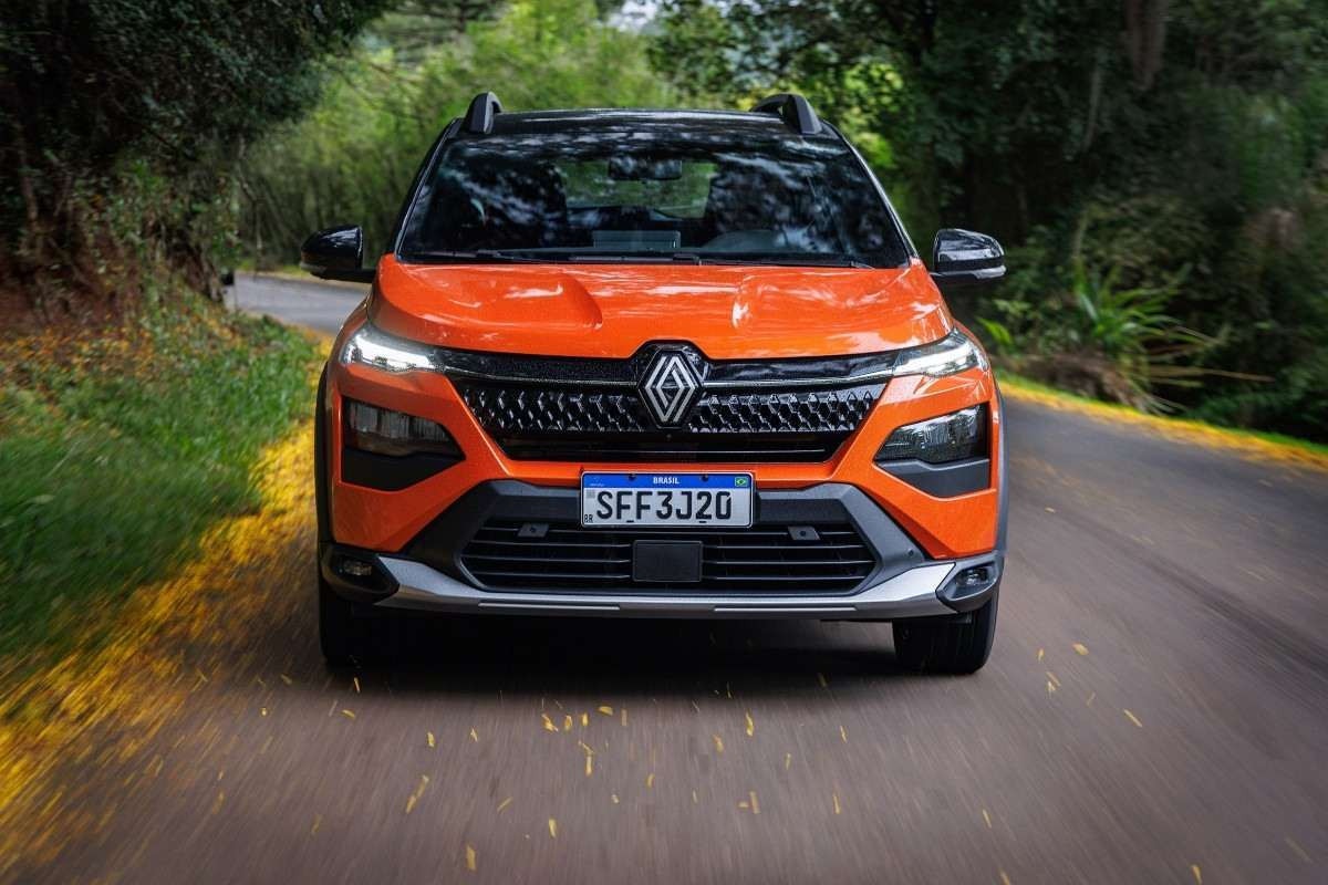 Renault Kardian 1.0 turbo modelo 2024 laranja e preto de frente chapada em movimento no asfalto