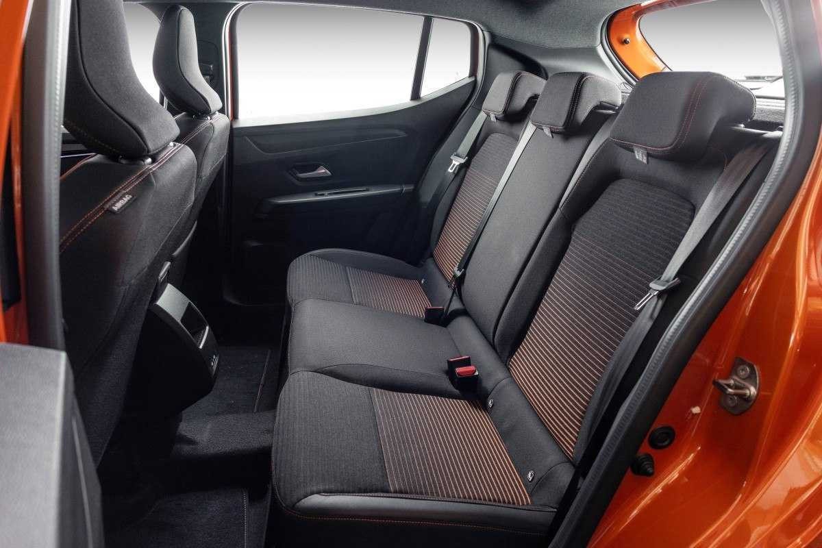 Renault Kardian 1.0 turbo modelo 2024 laranja e preto interior banco traseiro estático no estúdio