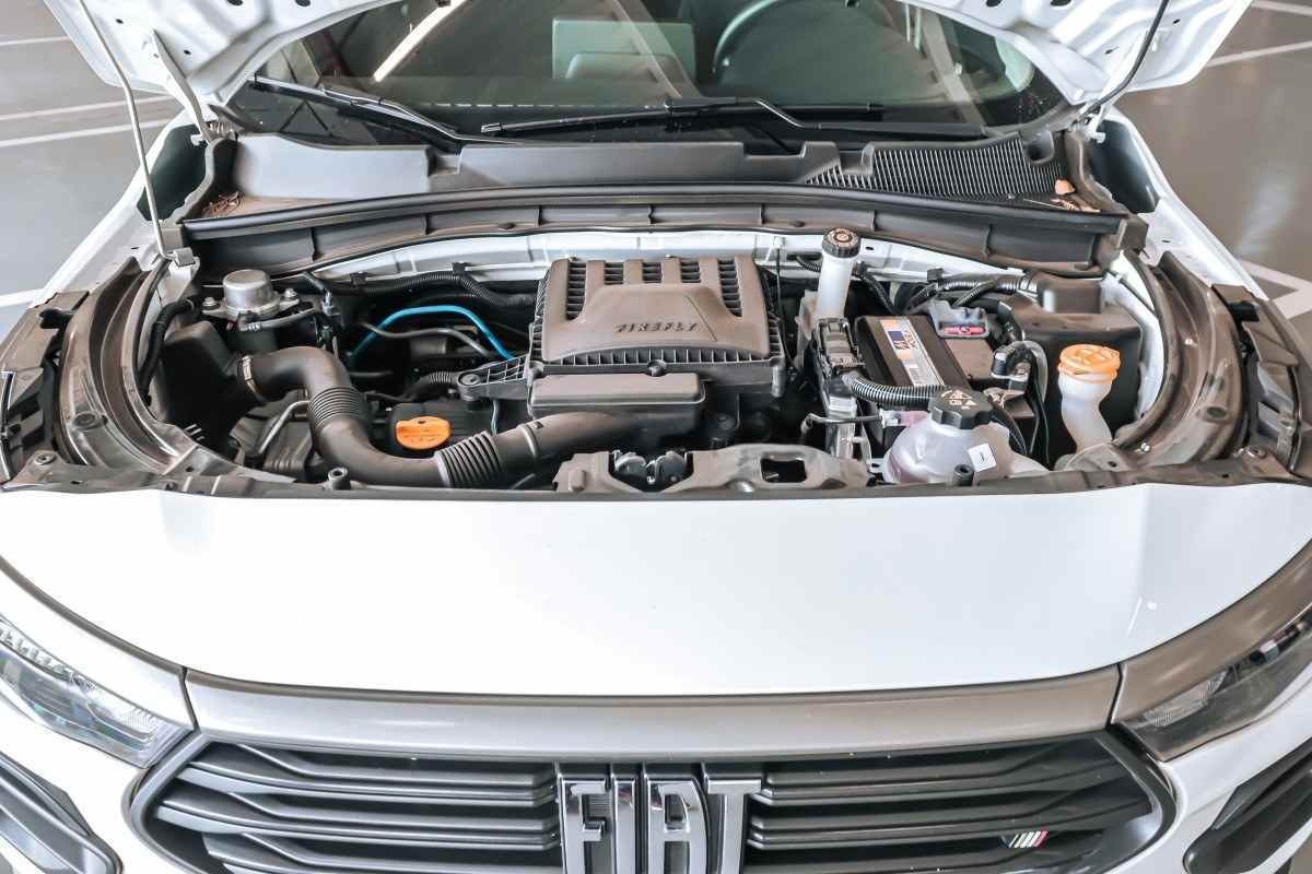 Fiat Pulse Drive 1.3 CVT modelo 2023 branco cofre do motor estático no asfalto