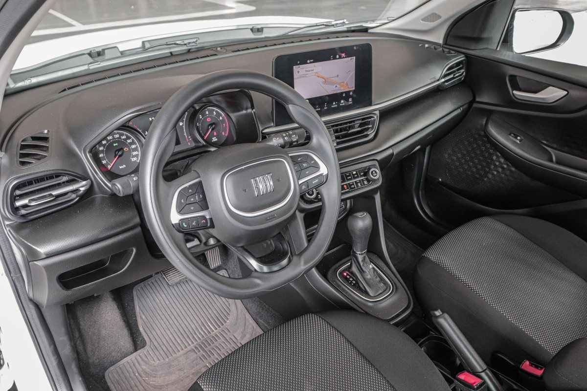 Fiat Pulse Drive 1.3 CVT modelo 2023 branco interior painel volante bancos dianteiros estático no estacionamento