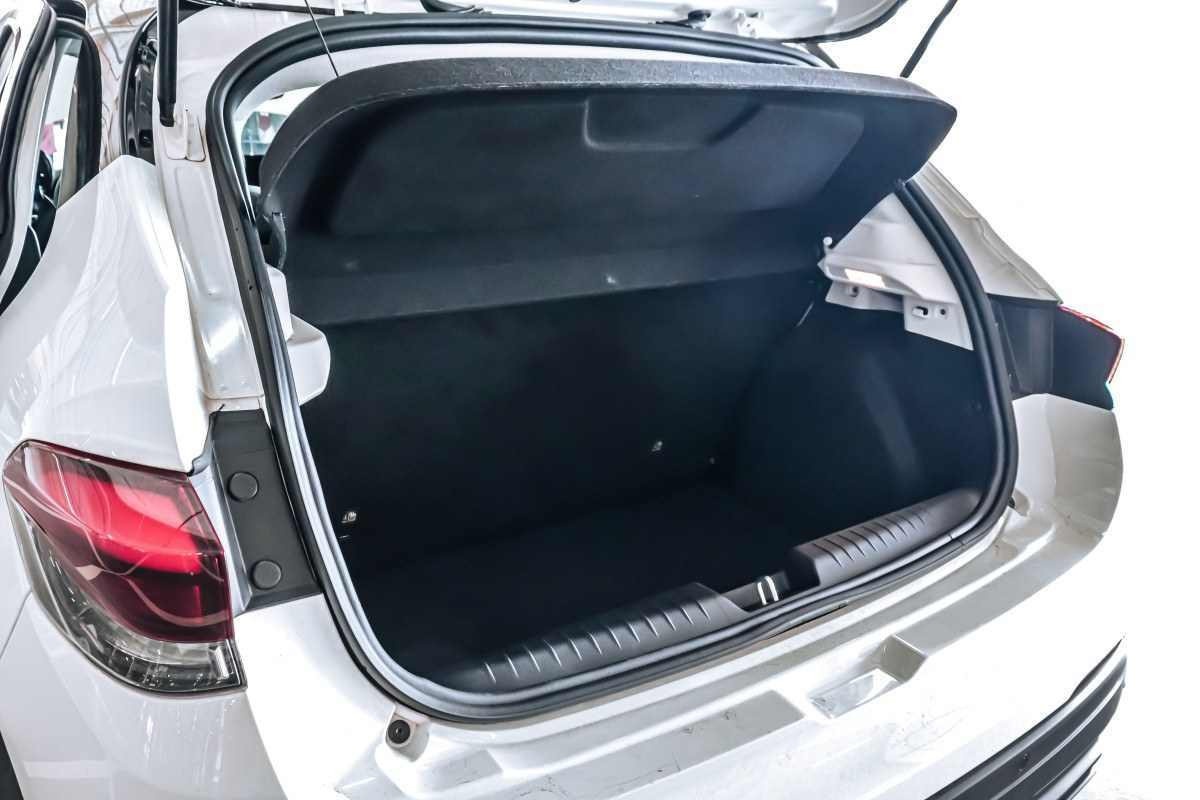 Fiat Pulse Drive 1.3 CVT modelo 2023 branco porta-malas estático no estacionamento
