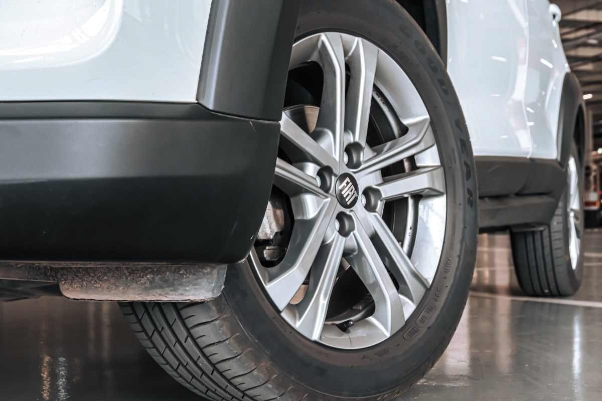Fiat Pulse Drive 1.3 CVT modelo 2023 branco roda de liga leve estático no estacionamento