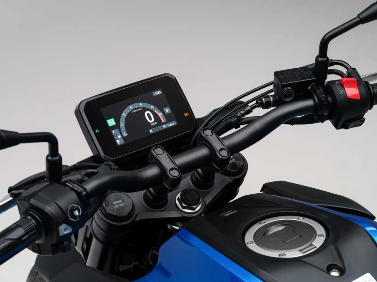 Honda CB125R modelo 2024 azul detalhe do painel estática no estúdio