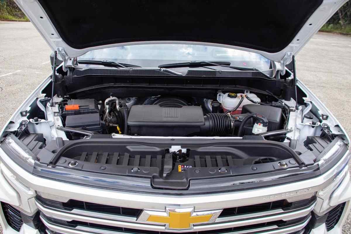 Chevrolet Silverado High Country 2024 com capô aberto, exibindo o motor V8 5.3 a gasolina 
