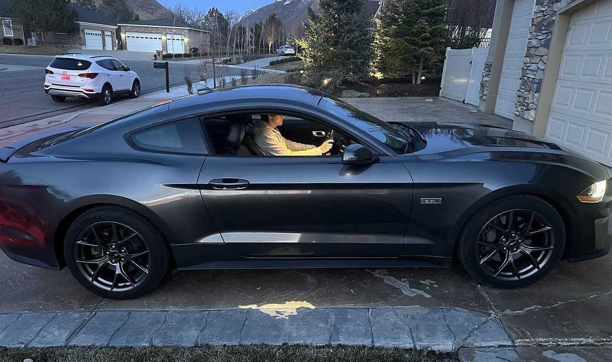 O pai do jovem realizou o desejo do filho de ter um Ford Mustang na garagem de casa