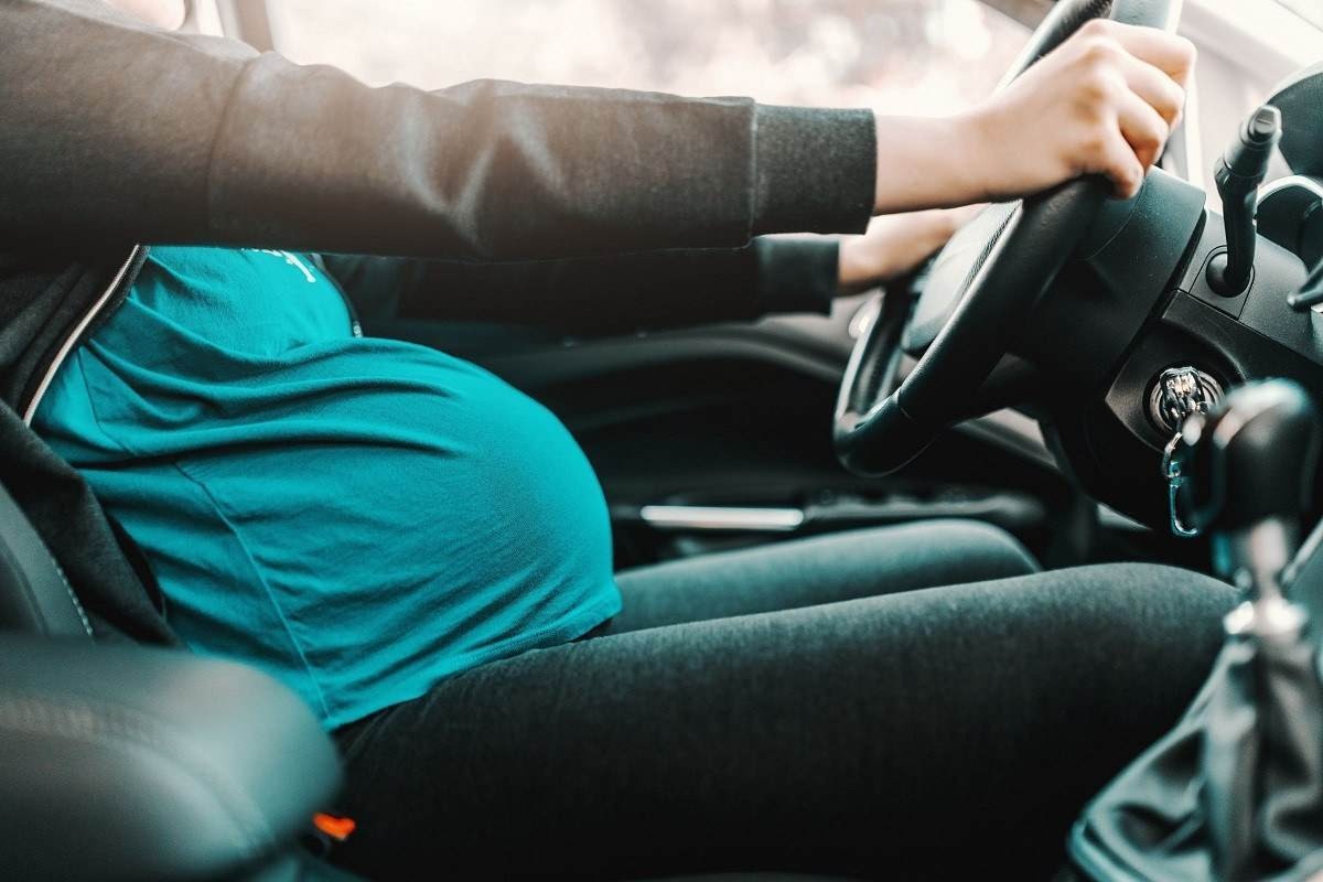 Mulher gravida dirigindo sem cinto de segurança