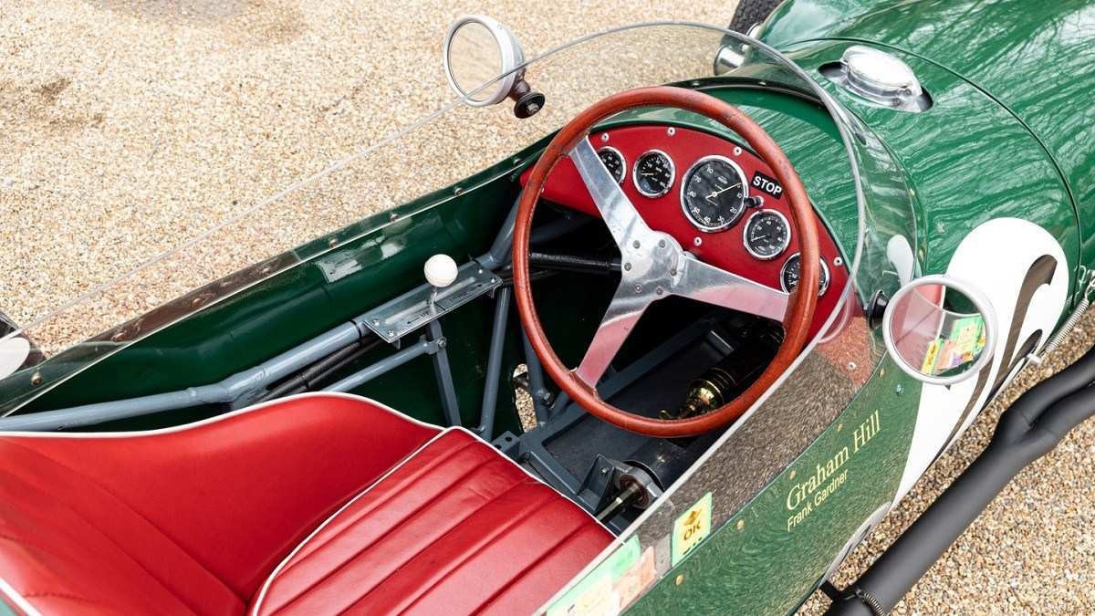 Interior do Lotus Type 12 com volante e banco de couro em vermelho.
