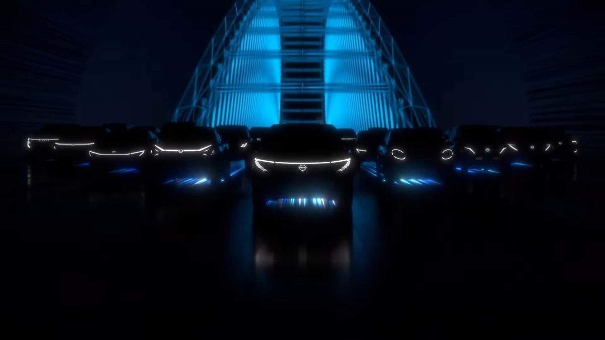 Frame de vídeo com os futuros lançamentos da Nissan escurecidos com luz azul neon no meio do plano.