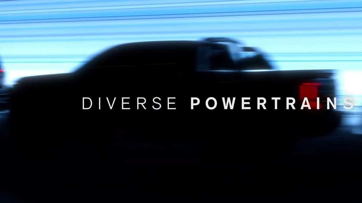 Frame de vídeo em que aparece a próxima picape da Nissan escurecida e com luzes azuis clara de fundo.