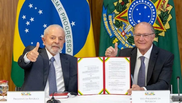Lula e Alckmin participaram da cerimônia de regulamentação do Programa Mover, em Brasília -  (crédito: Fabio Rodrigues Pozzebom/Agência Brasil)