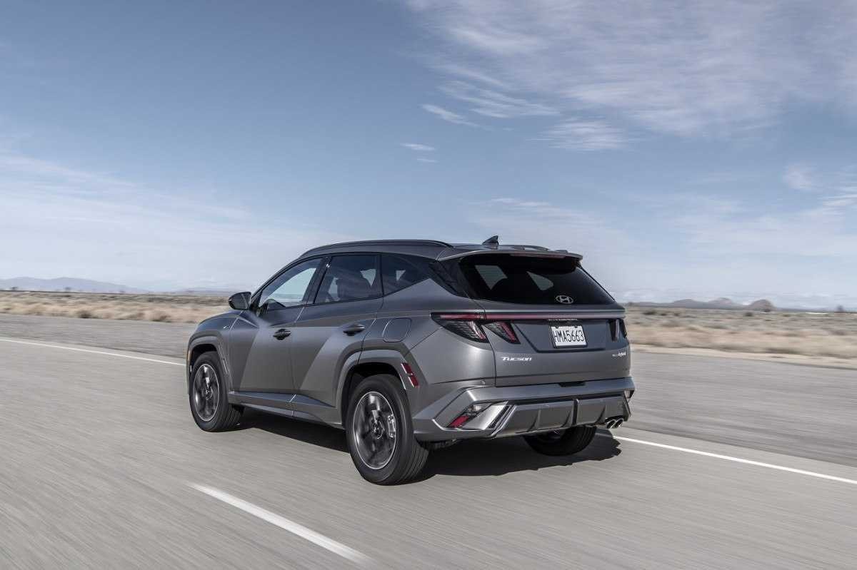 Novo Hyundai Tucson 2025 cinza de traseira em movimento em estrada