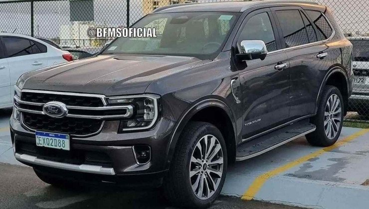 O Ford Everest Titanium preto é visto estacionado em um piso cinza com listras amarelas indicando o tamanho do espaço. 