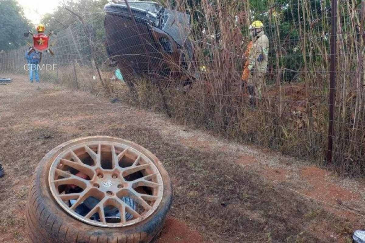 Veículo Porsche preso a cerca após acidente em Brasília (DF): em primeiro plano, uma das rodas do veículo, que se soltou com o impacto