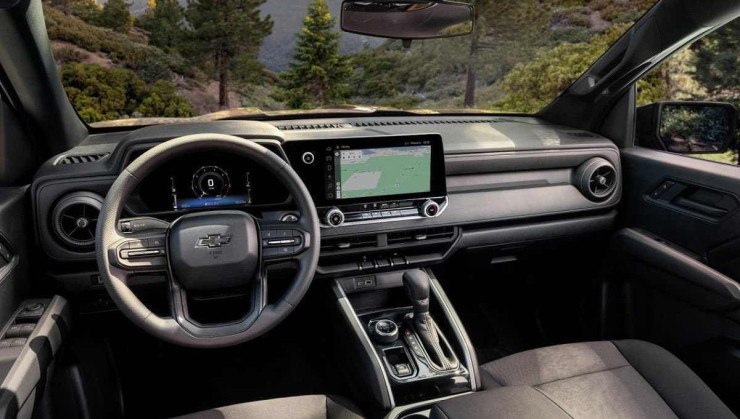 Visão geral do painel da Chevrolet Colorado, com telas integradas para a central multimídia a os instrumentos