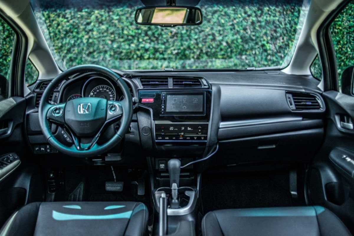 Honda WR-V modelo 2021 preto interior painel volante bancos dianteiros na calçada