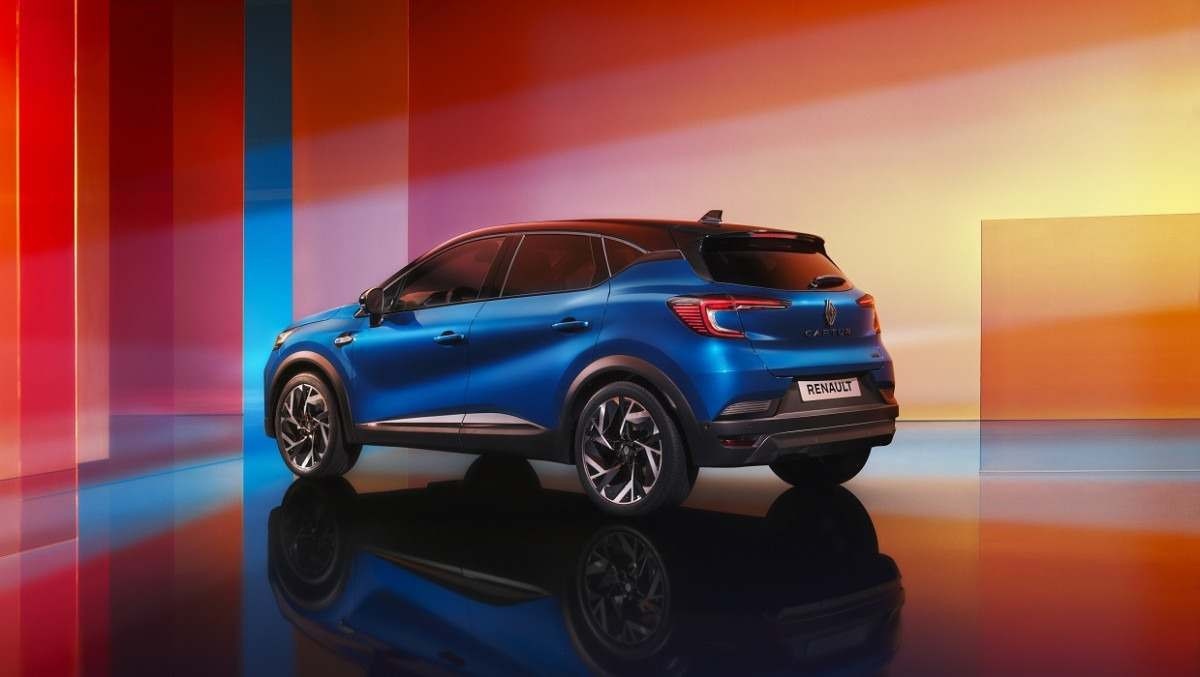 Renault Captur 2025, azul, de traseira, estacionado, com cenário formado por figuras geométricas coloridas