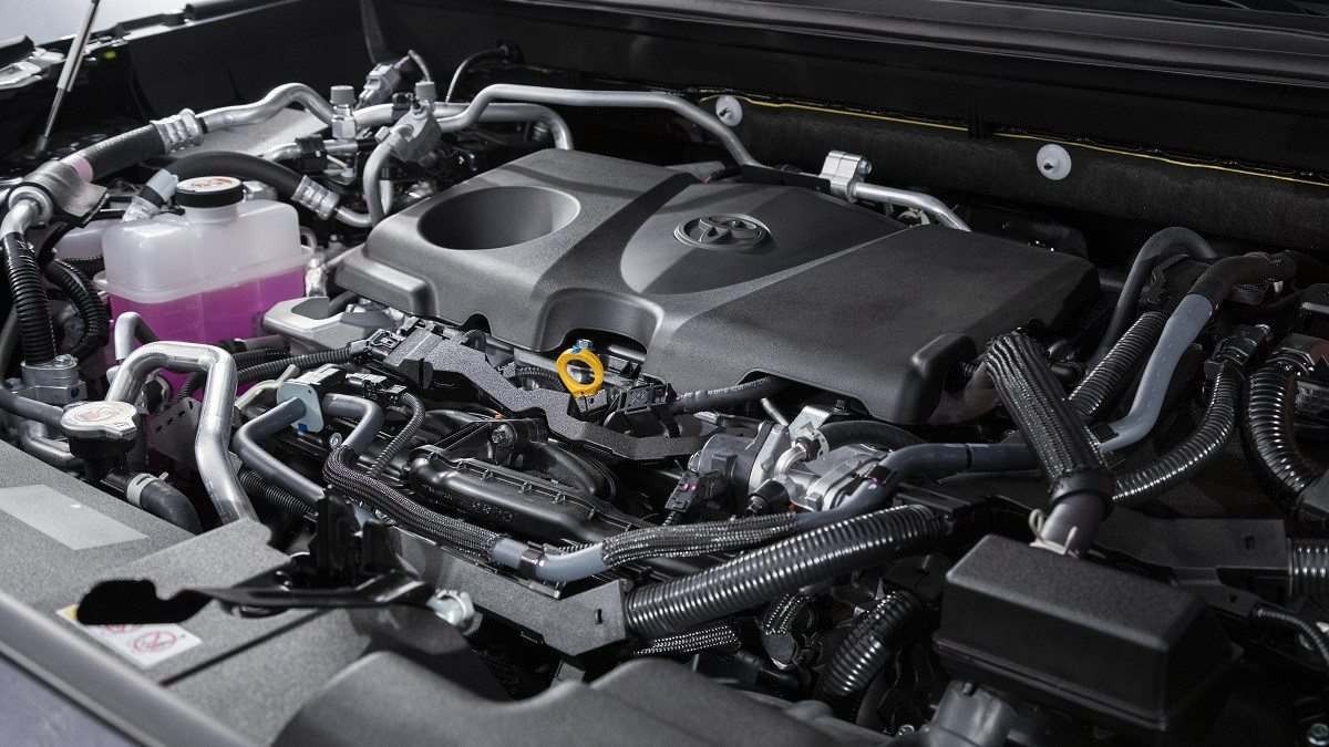 Toyota RAV4 XSE Plug-in Hybrid com capô aberto mostrando o motor e outros componentes