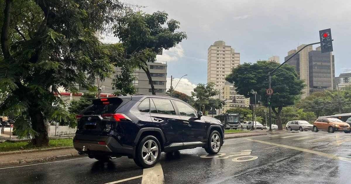 Carro parado em área de espera para motocicletas em semáforo de Belo Horizonte