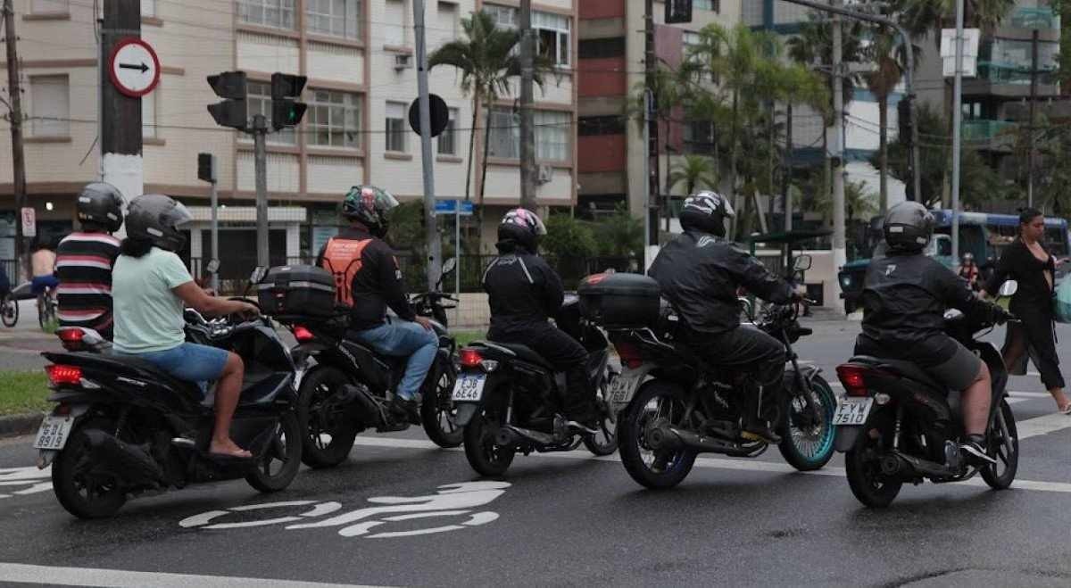 Motos em área de espera no semáforo