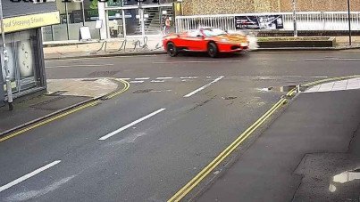 Ferrari aquaplana em poça d'água e fica destruída. Confira o vídeo