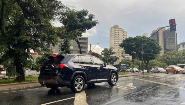Carro parado em área de espera para motocicletas em semáforo de Belo Horizonte