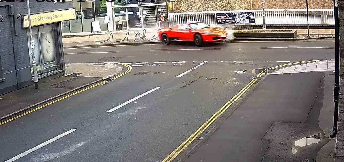 Ferrari aquaplana em poça d'água e fica destruída. Confira o vídeo