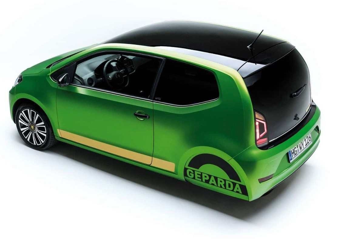 Volkswagen Up! Geparda verde vista traseira no estúdio