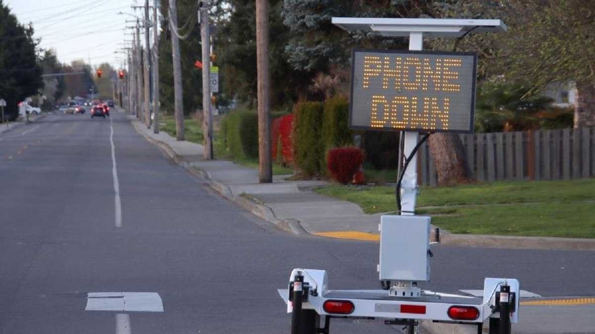 Radar de uso de celular com alerta para motoristas em via pública