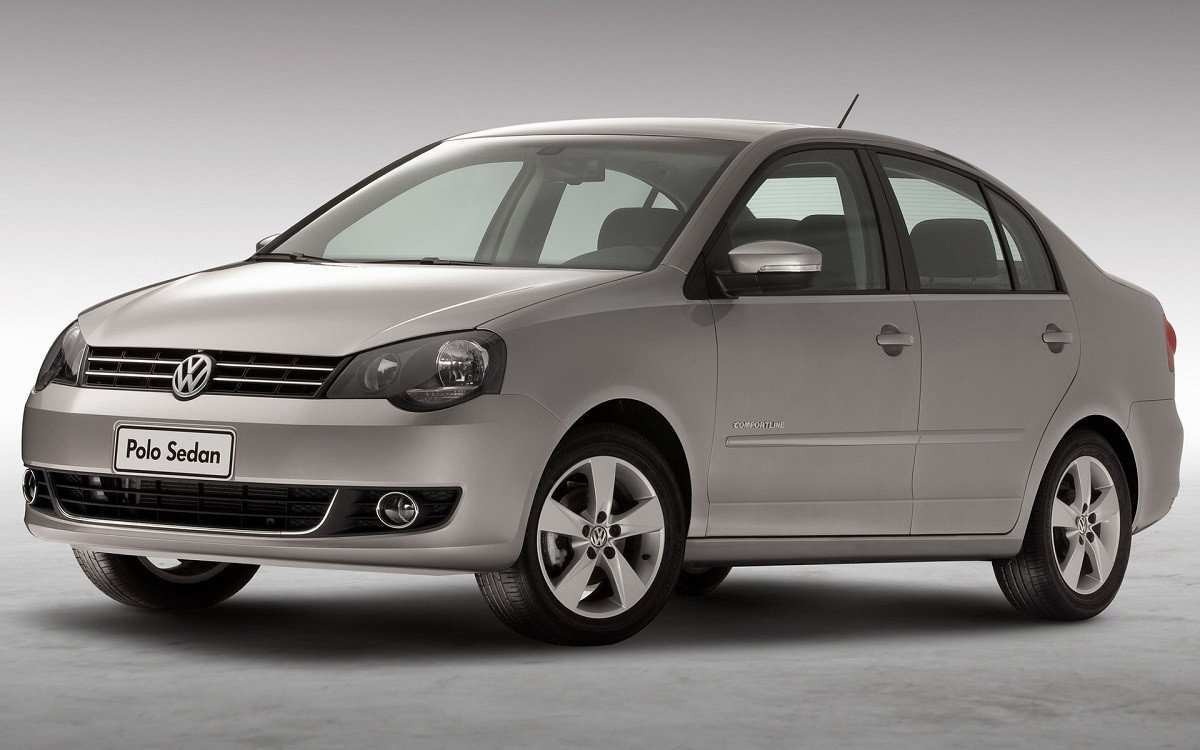 Volkswagen Polo sedan prata de frente estático no estúdio