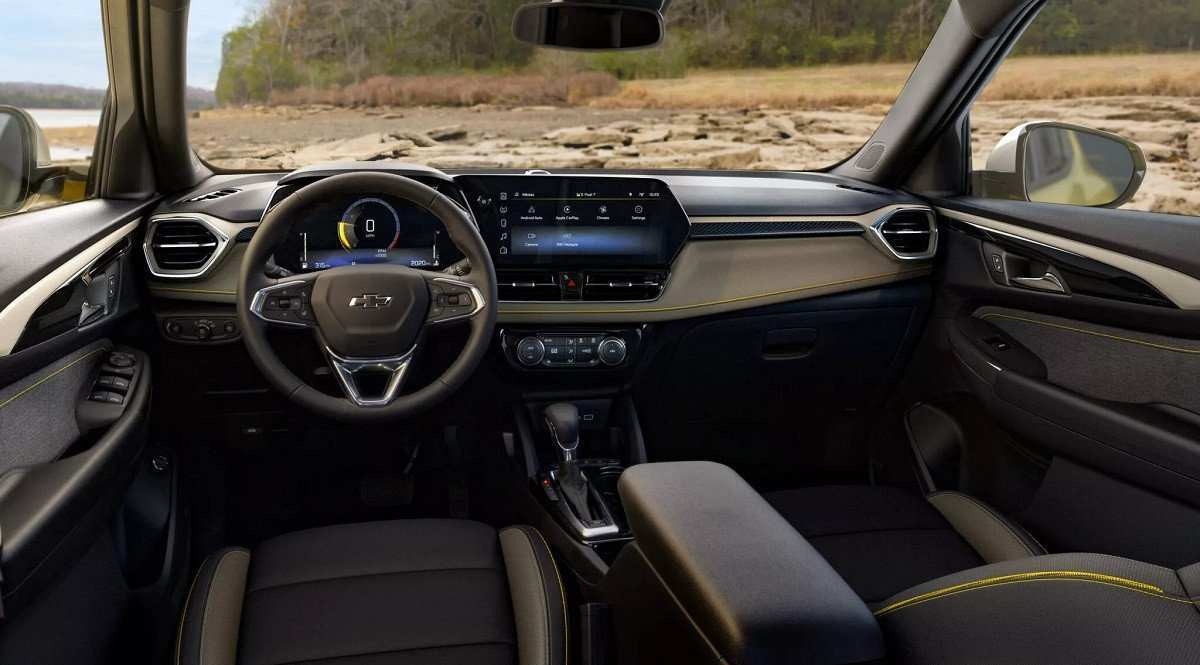 Interior do Chevrolet TrailBlazer com chão rochoso visto pelo para-brisas.