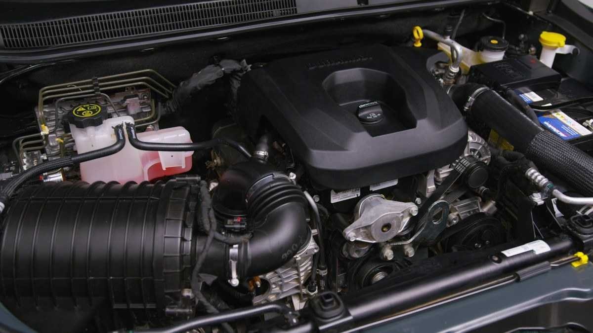 Chevrolet S10 High Country modelo 2025 verde cofre do motor estática no estúdio