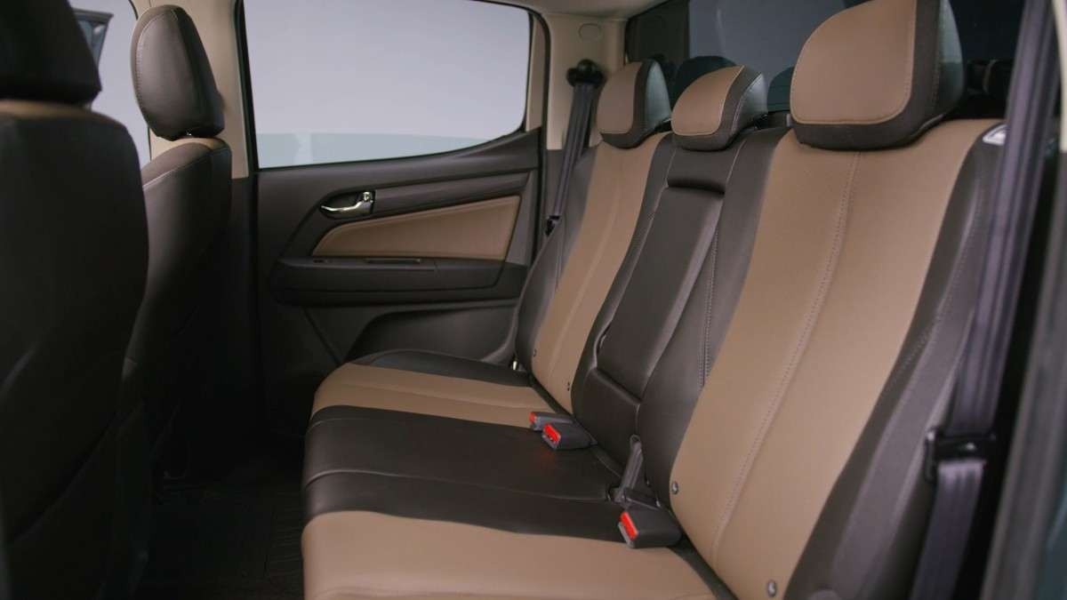 Chevrolet S10 High Country modelo 2025 verde interior banco traseiro estática no estúdio