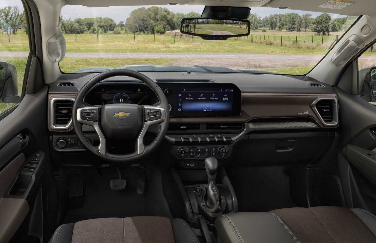 Chevrolet S10 High Country modelo 2025 verde interior painel volante bancos dianteiros estática na estrada de terra