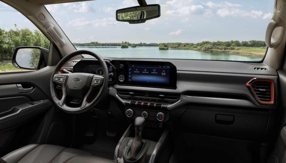 Chevrolet S10 Z71 modelo 2025 verde interior painel volante bancos dianteiros estática na estrada de terra