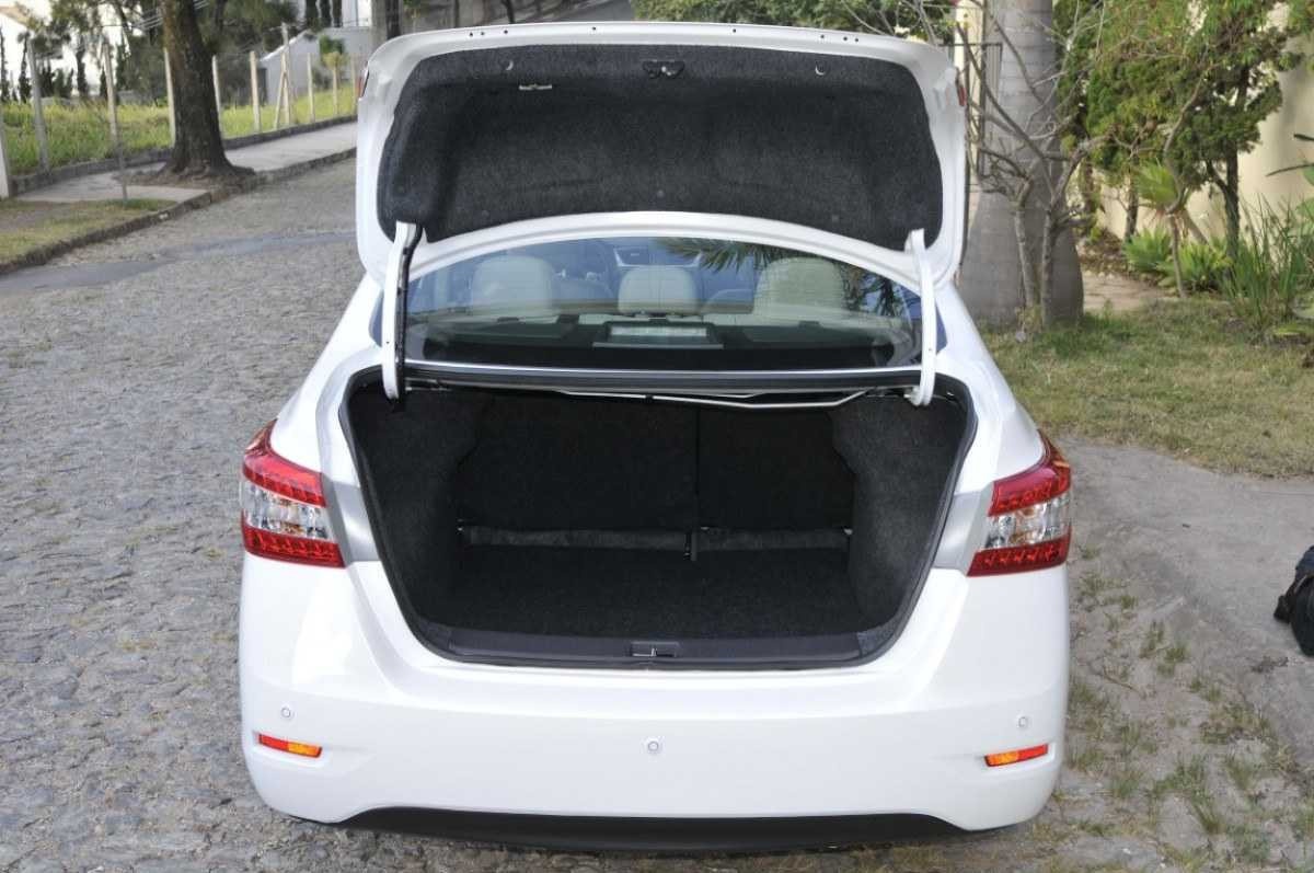 Nissan Sentra 2.0 modelo 2016 branco de traseira porta-malas aberto estático no calçamento