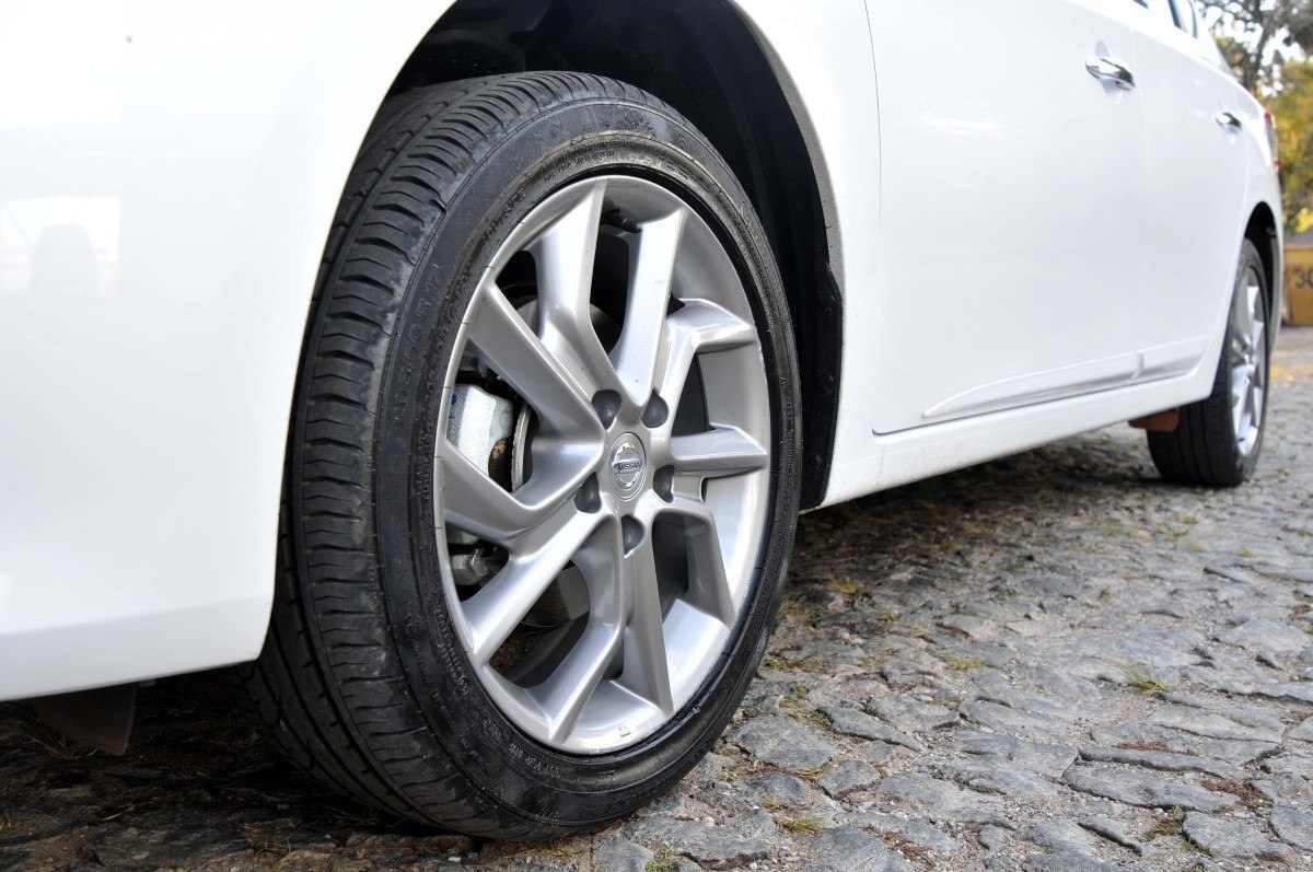 Nissan Sentra 2.0 modelo 2016 branco roda de liga leve estático no calçamento