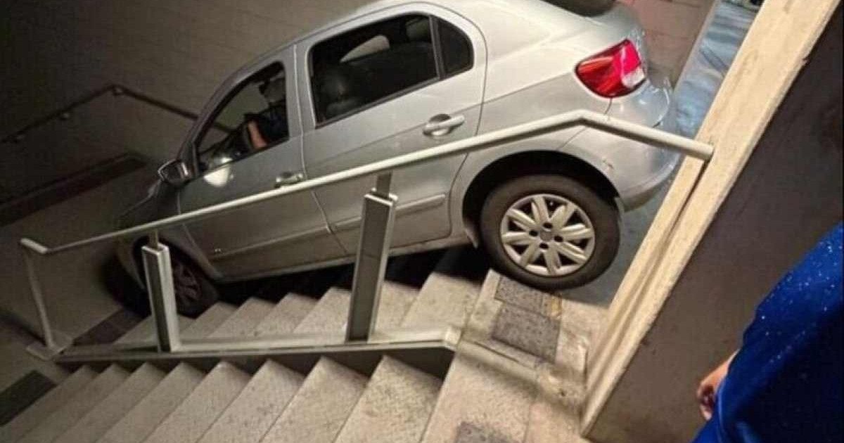 Gol preso nas escadas do estacionamento do Mineirão