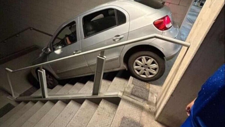 Gol preso nas escadas do estacionamento do Mineirão