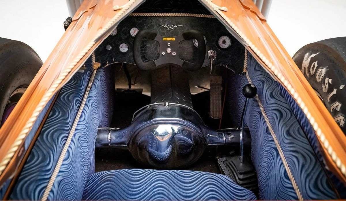 Interior do carro-caixão com acabamento em tecido azul