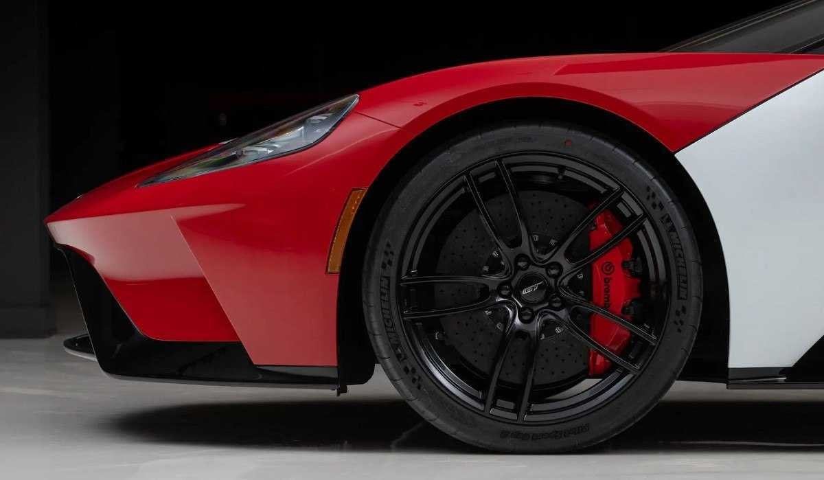 Frente do Ford GT inspirado em Nike Air Jordan 1 preto, branco e vermelho roda dianteira e farol estático no estúdio